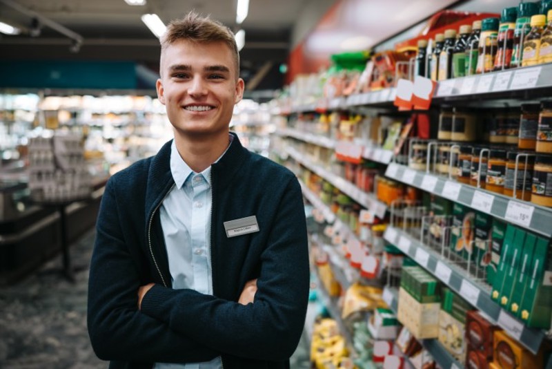 Supermarkt Jonge Ondernemer Manager Shutterstock 1904046571