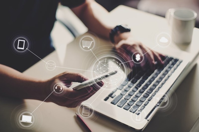 Online Telefoon Laptop Digitaal Shutterstock 548152279